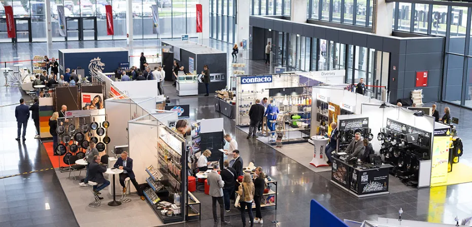 Aussteller der Live! EXPO Dortmund im Eingangsbereich der Halle.