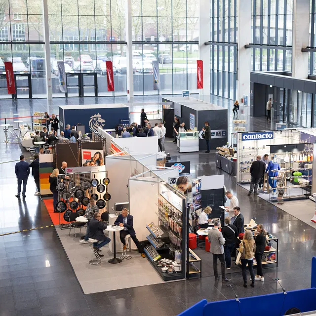 Aussteller der Live! EXPO Dortmund im Eingangsbereich der Halle.