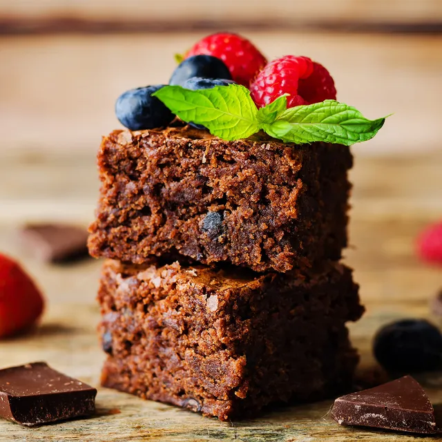 Brownies dekoriert mit Früchten und Minze