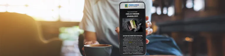 Blick auf ein Smartphone, auf dem der EDEKA Foodservice Newsletter geöffnet ist